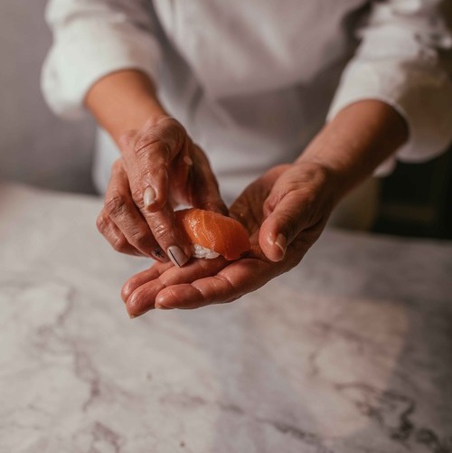 Nigiri de salmón - cocina non stop Robata